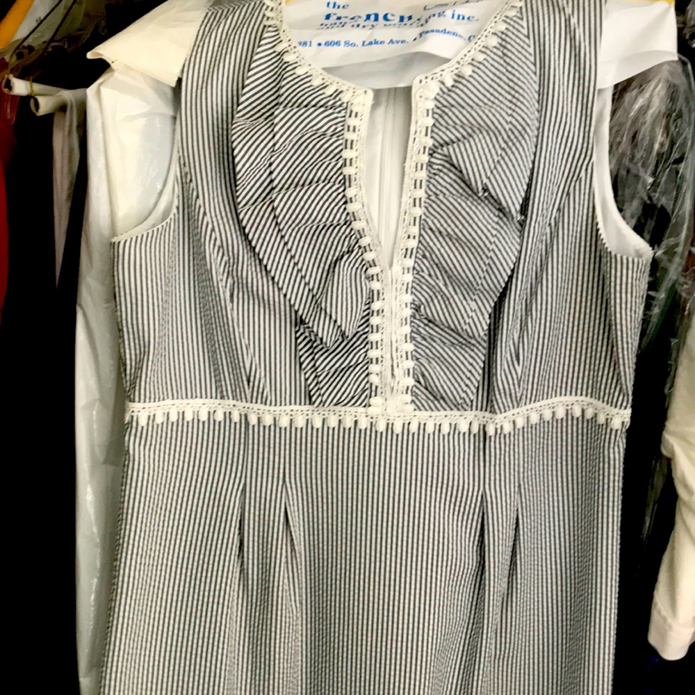 Seersucker sleeveless  zippered dress